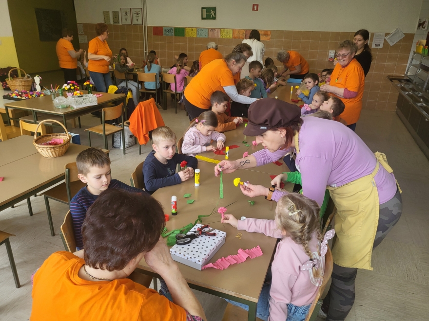 OBISK USTVARJALK ROŽ IZ KREP PAPIRJA