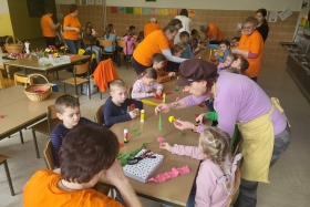 OBISK USTVARJALK ROŽ IZ KREP PAPIRJA