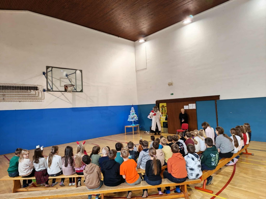 OBISKAL NAS JE DEDEK MRAZ