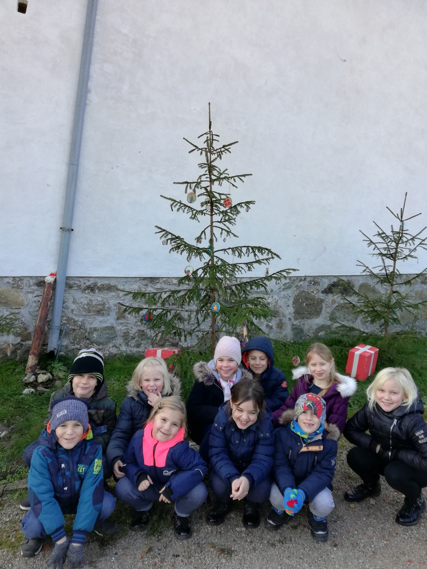 NOVOLETNA VOŠČILNICA IN KRASITEV SMREČIC NA GRADU