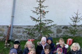 NOVOLETNA VOŠČILNICA IN KRASITEV SMREČIC NA GRADU
