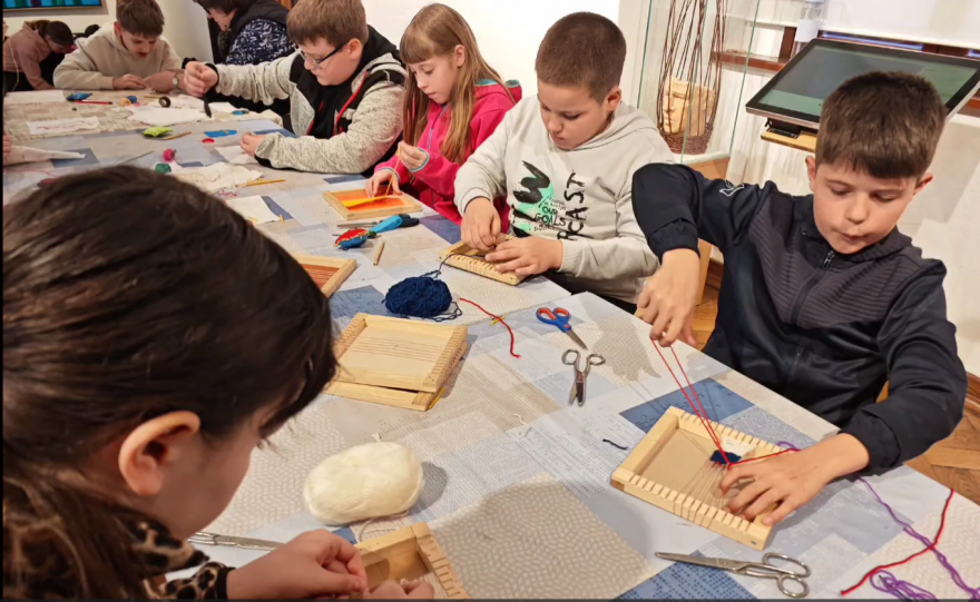 Potovanje skozi čas – v svet oblačilne kulture