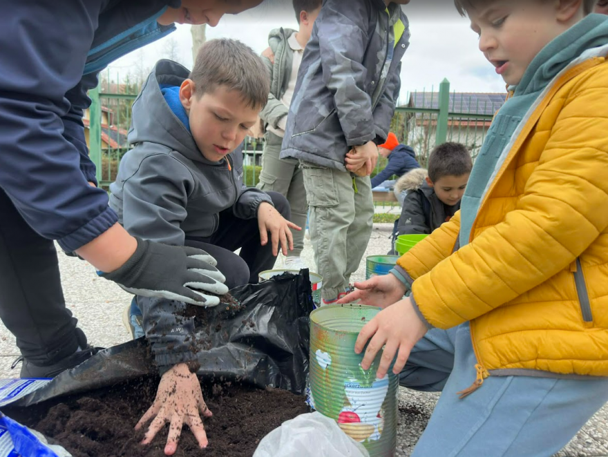 Zeliščni kotiček iz recikliranih materialov